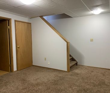 Beautiful 3 Bedroom House in Kentwood East!!! - Photo 1
