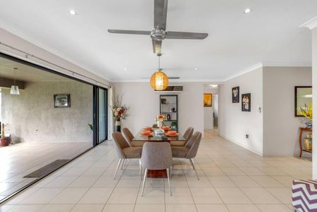 SENSATIONAL LIVING SPACE....SIZE & QUALITY - Photo 5