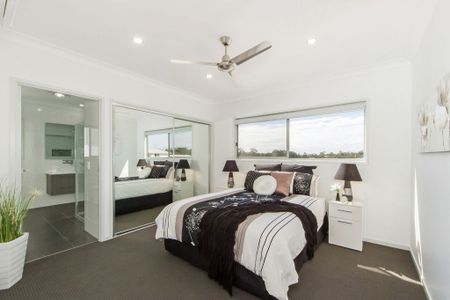 Stunning Home in Coomera, Close to the Shops - Photo 3