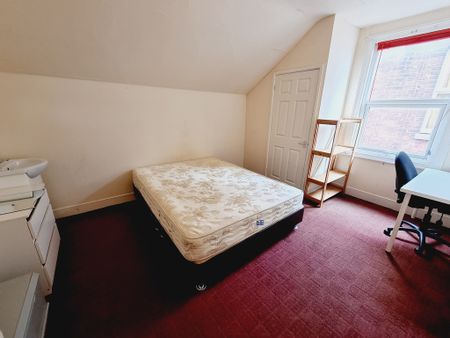 7 Bed Student Accommodation - Photo 2