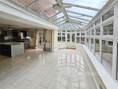 4 bedroom townhouse to rent - Photo 3