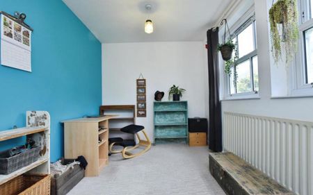 Ocean are proud to 'bee' bringing this two-bedroom terraced house to let in the sought-after Totterdown, offering an open-plan reception and contemporary kitchen with island, two double bedrooms, a stylish bathroom, and excellent access to North Street amenities, parks, and rail/bus links into Bristol and beyond. - Photo 3