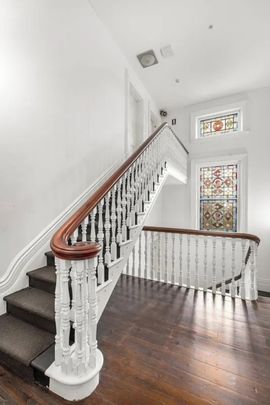Elegant Top-Floor Apartment in a Grand Victorian Mansion - Photo 1