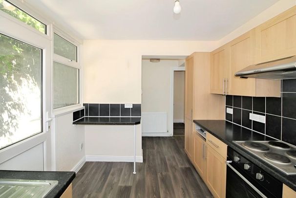 4 bedroom semi-detached house to rent - Photo 1
