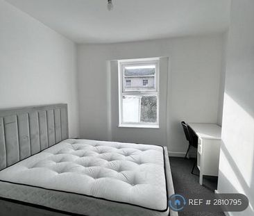 4 bedroom semi-detached house to rent - Photo 5