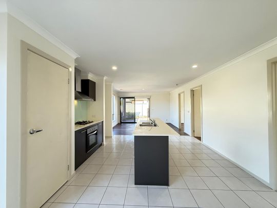Spacious 4 Bedroom House in Point Cook - Photo 1