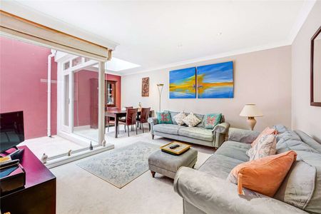 Beautiful 2 bedroom period apartment, enviably located on one of Pimlico's desirable gardens squares, presented in immaculate condition throughout. - Photo 2