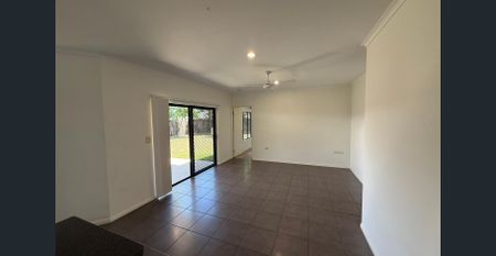 4 Bedroom Lowset Home in Edmonton - Photo 2