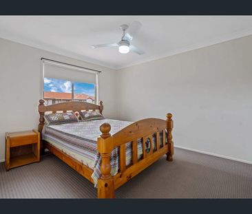 THREE BEDROOM TOWNHOUSE IN QUIET COMPLEX - BREAK OF LEASE - Photo 3