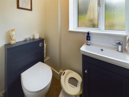 4 bedroom semi-detached house to rent - Photo 4