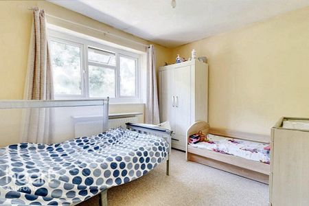 3 bedroom end of terrace house to rent - Photo 2