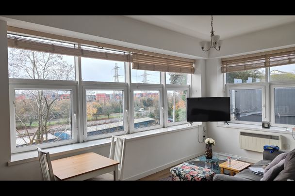 2 Bed Flat, Millbrook Road East, SO15 - Photo 1