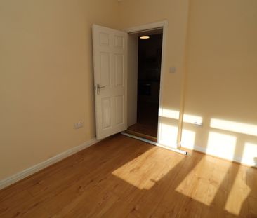2 Bed Flat, Ashgrove Road, IG3 - Photo 3