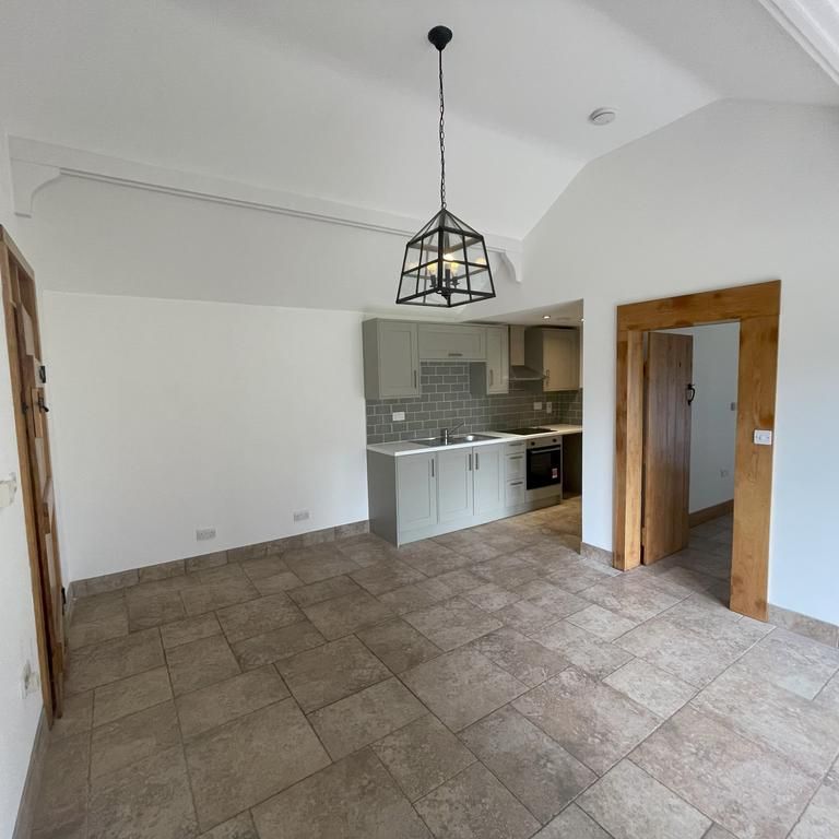 2 bedroom character property to rent - Photo 1