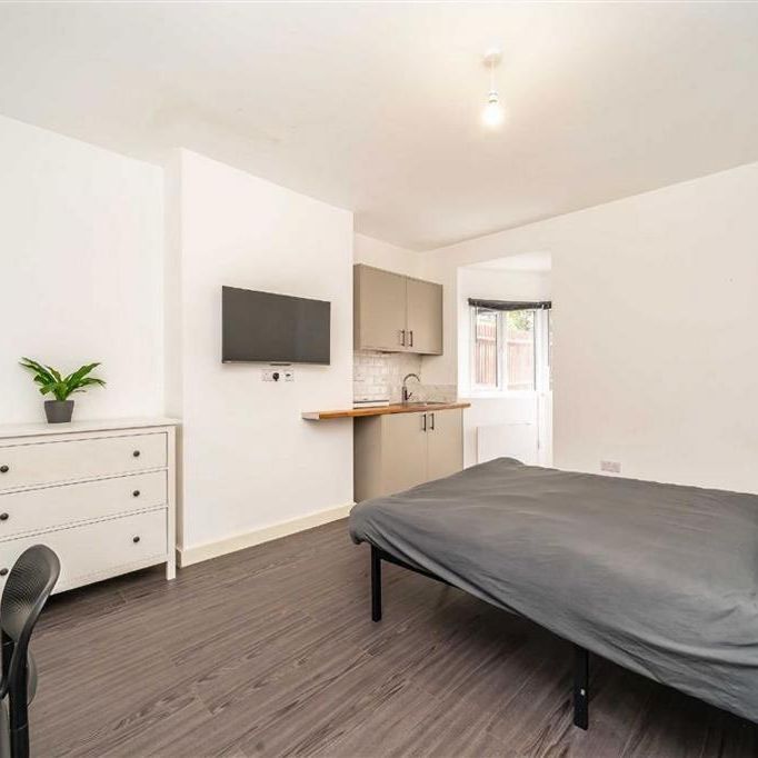 Studio to rent - Photo 1