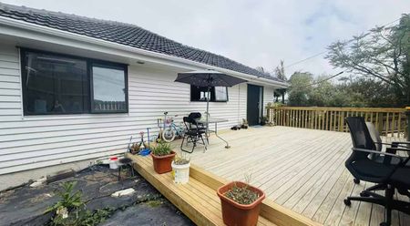 Fully Renovated Home with 3 Bedrooms Upstairs + 2 Large Rumpus Rooms Downstairs - Photo 3