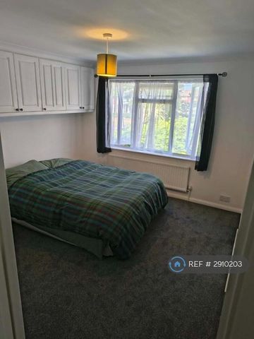 3 bedroom semi-detached house to rent - Photo 4