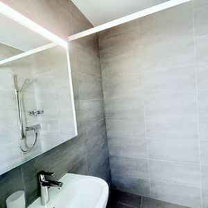 Rénové ! Appartement de 2.0 pièces avec vue dégagée - Photo 2