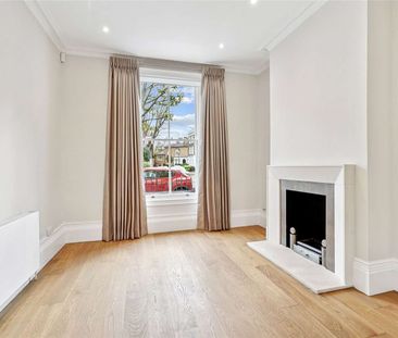 Beautifully finished throughout, this three bedroom townhouse is tu... - Photo 2