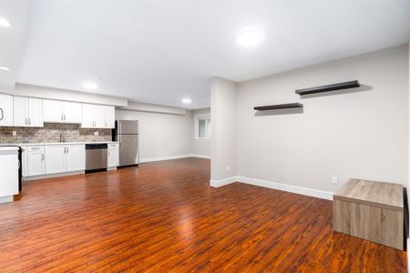 Warm and Welcoming Spacious 3 Bedrooms Suite – White Rock - Photo 2