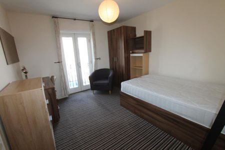 4 bedroom flat to rent - Photo 3