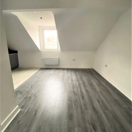 £775 PCM, One Bedroom Second Floor Flat in High Street, Barry, Vale of Glamorgan, CF62 7DT - Photo 4