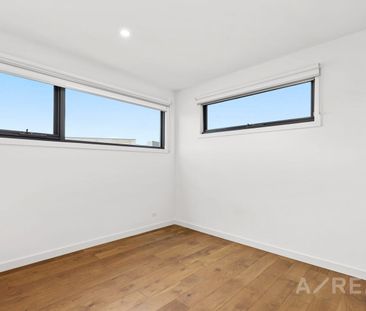 Architecturally Designed Townhouse in a Prime Inner-City Location - Photo 2