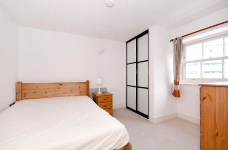 2 bedroom flat in London - Photo 2