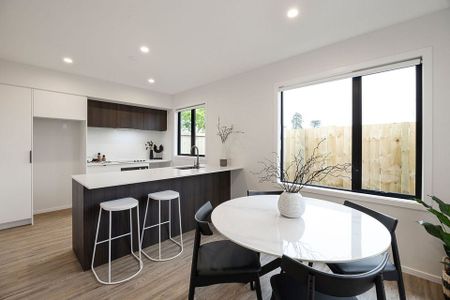 Modern 2-Bedroom, 2-Bathroom Duplex in Leamington - Photo 2