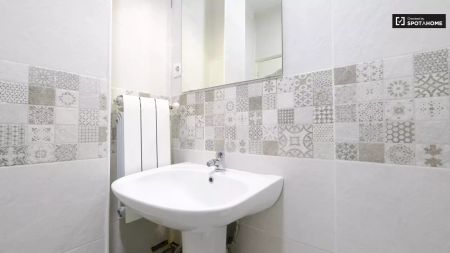Bright room with single bed for rent in Getafe - Photo 4