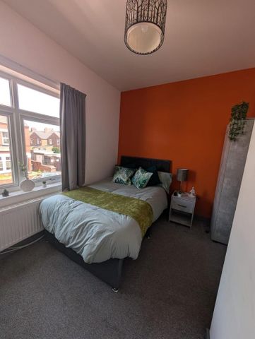 1 bedroom in a house share to rent - Photo 2