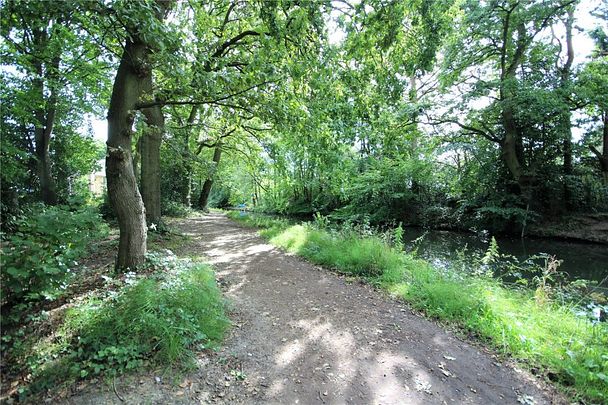 3 Bedroom House - Holland Gardens, Fleet - Photo 1