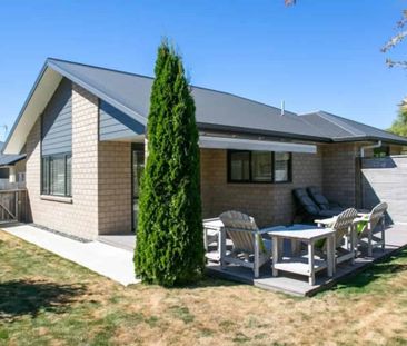 SPACIOUS THREE BEDROOM HOME - Photo 2