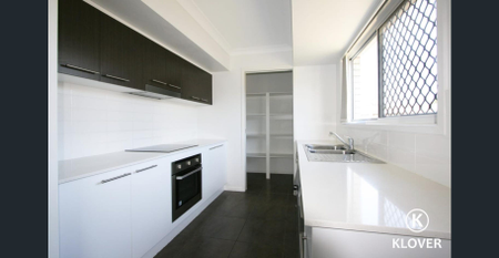 🏡 Stunning 4-Bedroom Family Home in Boronia Heights! 🌳 - Photo 3