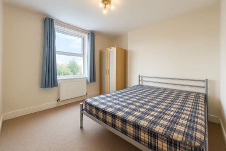 2 Bedroom Apartment, Khama Road, Tooting - Photo 2