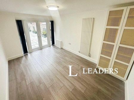 3 bedroom semi-detached house to rent - Photo 3