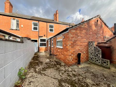 3 bedroom Mid Terraced House to let - Photo 2