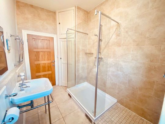 Newly Decorated City Centre Flat with Roof Terrace - Bills Included Room 1 - Photo 1