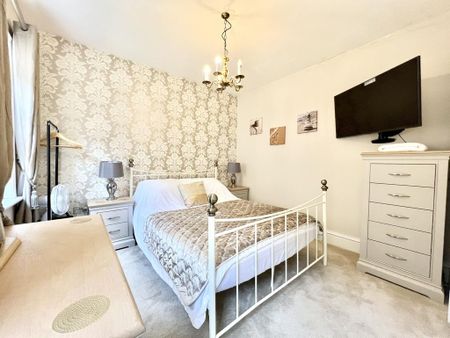 4 bedroom end of terrace house to rent - Photo 2