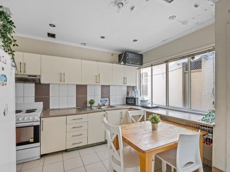 Redfern - Photo 2