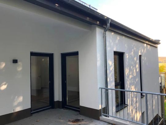 Neuwertige Erdgeschosswohnung mit Stellplatz in Friedewald zu vermieten - Photo 1