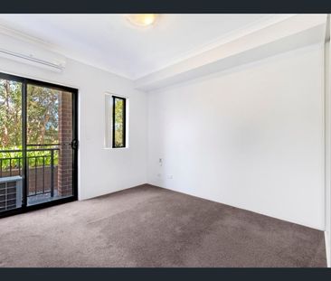 CONTEMPORARY LIVING IN AN IDEAL LOCATION! - Photo 1