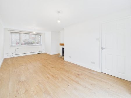 3 bedroom Semi-detached house to rent - Photo 3