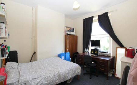 ***HOUSE SHARE*** A double bedroom in a shared house located in the heart of St Andrews andl includes all utility bills (gas, electricity, water and Virgin Media TV & broadband, Council tax & Communal cleaning). - Photo 4