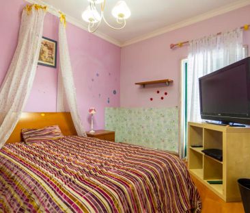 Traditional room for rent in 8-bedroom house in Sintra - Foto 6