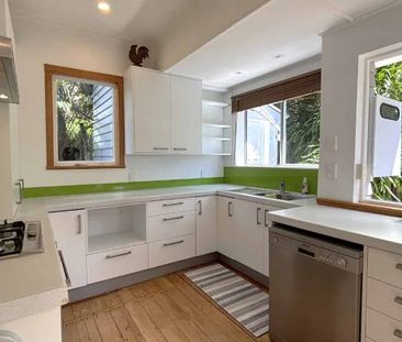 Character-Filled 4 Bedroom Family Home with Stunning Nelson Views - Photo 2