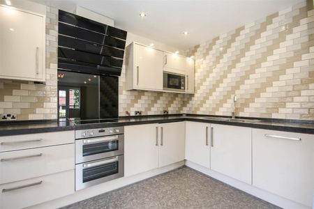 2 bedroom Flat To Let - Photo 3
