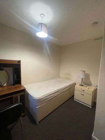 6 bedroom terraced house to rent - Photo 4