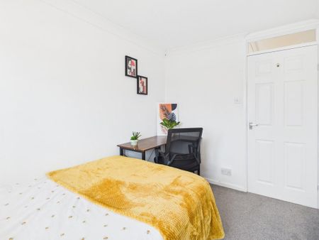 1 bedroom in a house share to rent - Photo 4