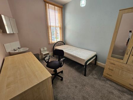 8 Bed Student Accommodation - Photo 3